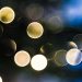 Reflexe der Weihnachtsbeleuchtung als Lichtkullern