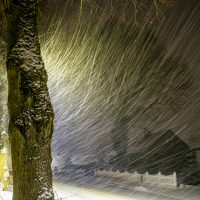Schneegestöber im Dorf bei Nacht