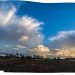 Wolkenhimmel abends mit Telegrafendrähten, Panorama