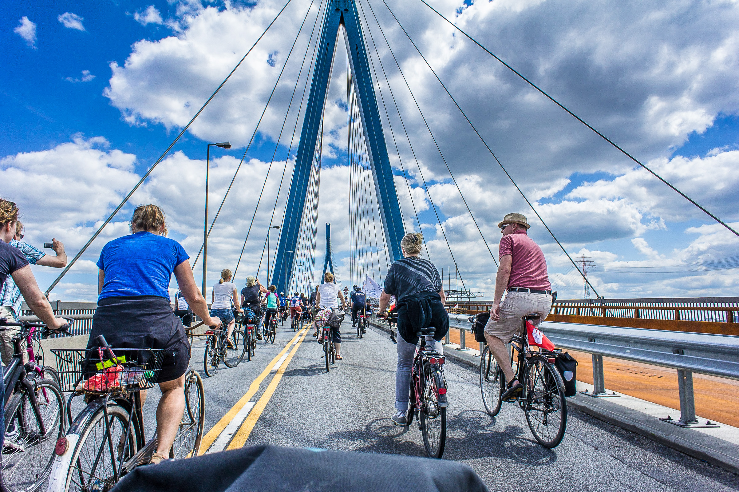 Viele Fahrradfahrer:innen auf der Hamburger Köhlbrandbrücke, Sommer 2014