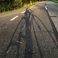 Schattenwurf eines Radfahrers beim Abbiegen