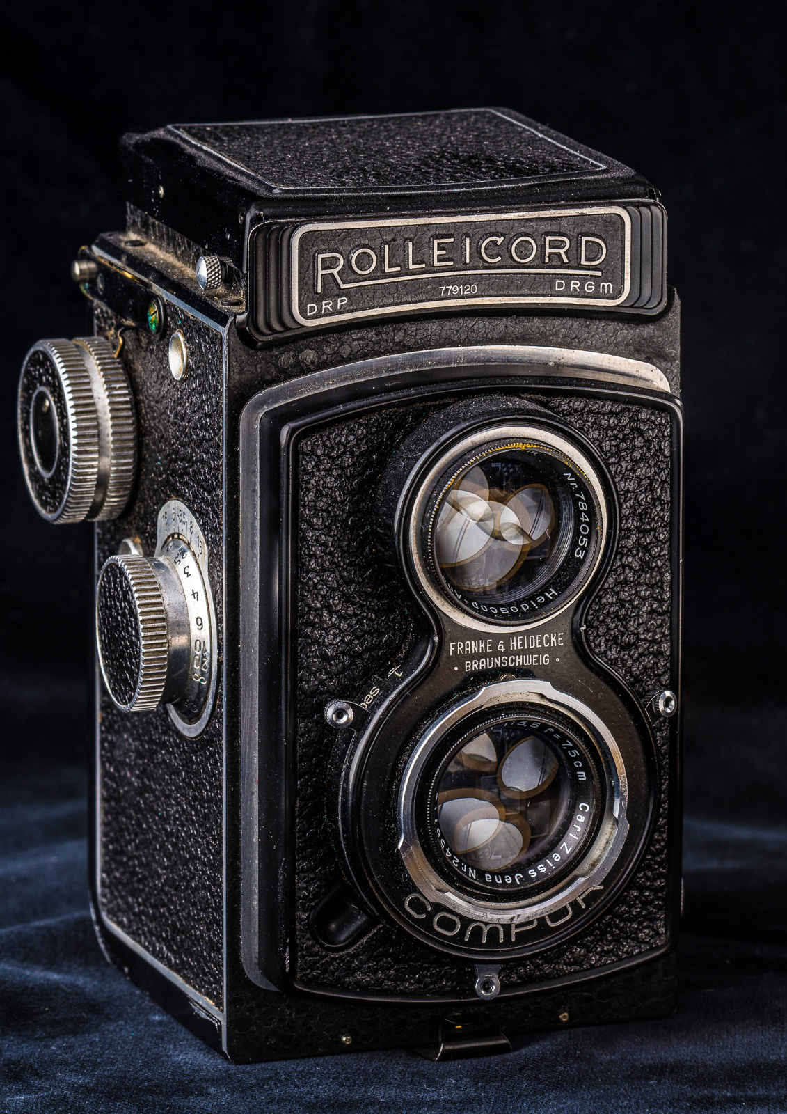 Rolleicord 6x6-Kamera Modell ca. 1939, auf dunklem Samt