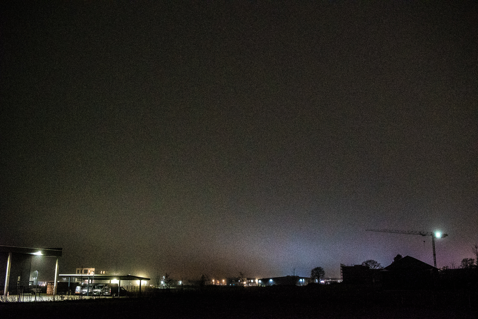 Nachtaufnahme: Carport und Kran vor Nachthimmel
