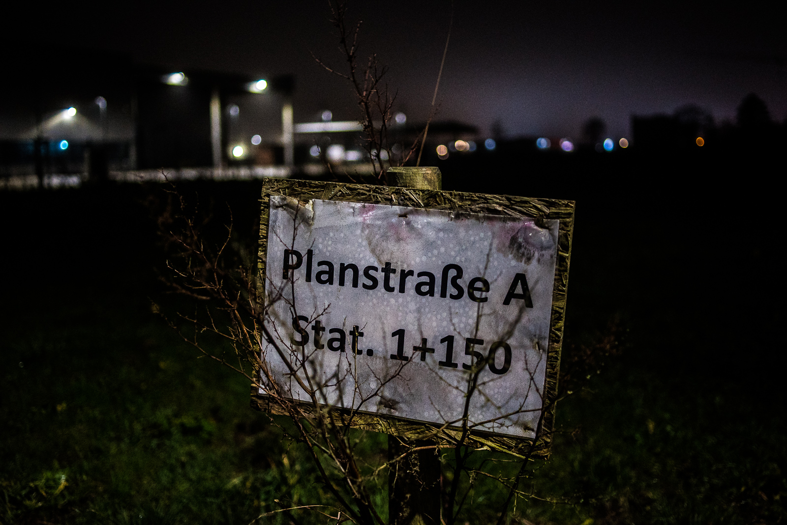 Nachtaufnahme: Provisorisches Baustellenschild "Planstraße A"