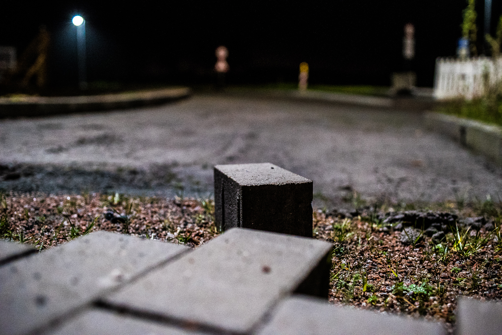 Nachtaufnahme: Pflastersteine auf einer Baustelle