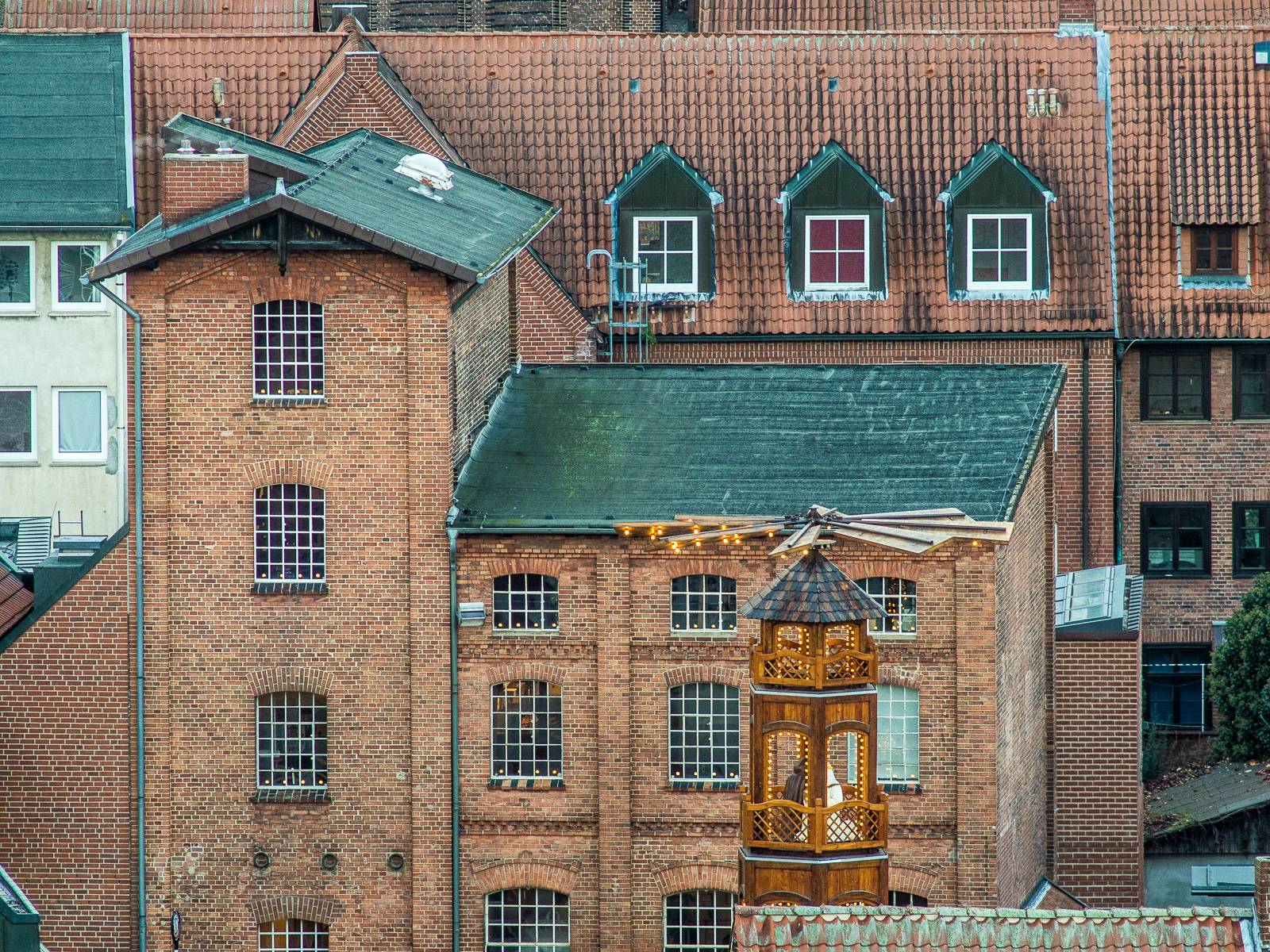 Riesige Holz-Weihnachtspyramide vor Backsteinhaus, Lüneburg