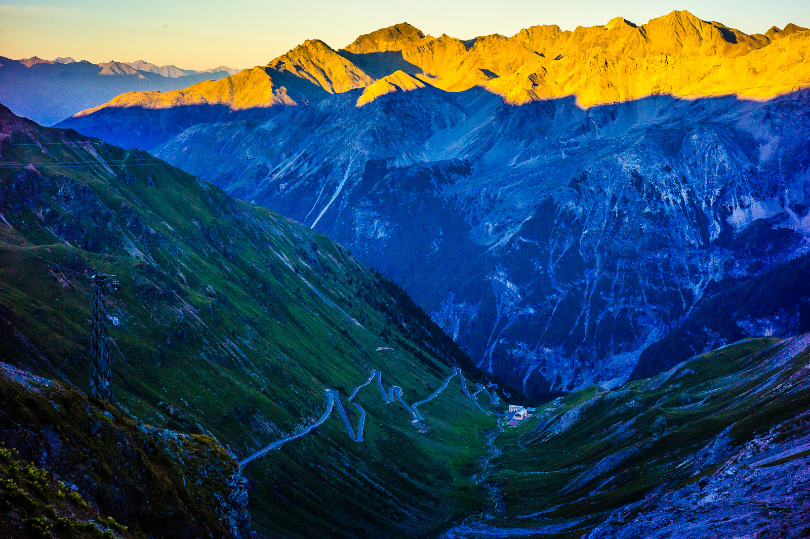 Sonnenuntergang in den Alpen, letztes Licht auf den Bergen, die Stilfserjochstraße liegt schon im Schatten