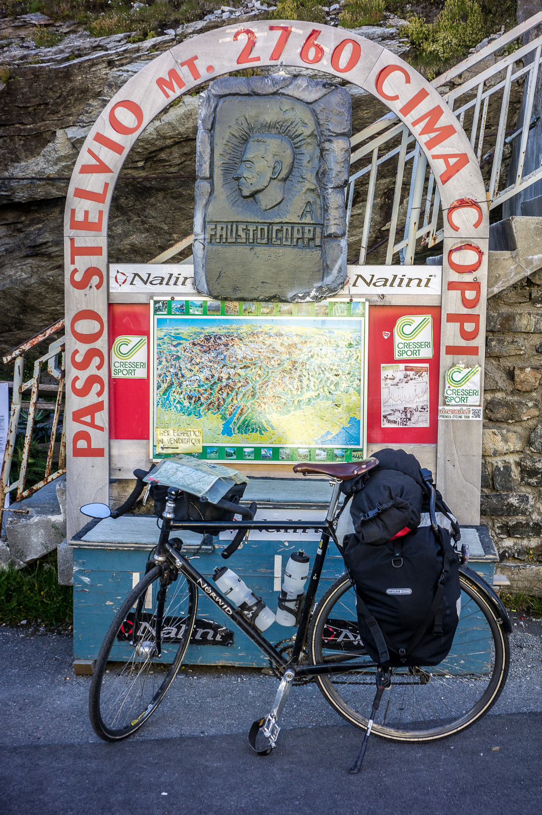 Denkmal für Fausto Coppi oben auf dem Stilfserjoch, mein Rennrad mit Packtaschen davor