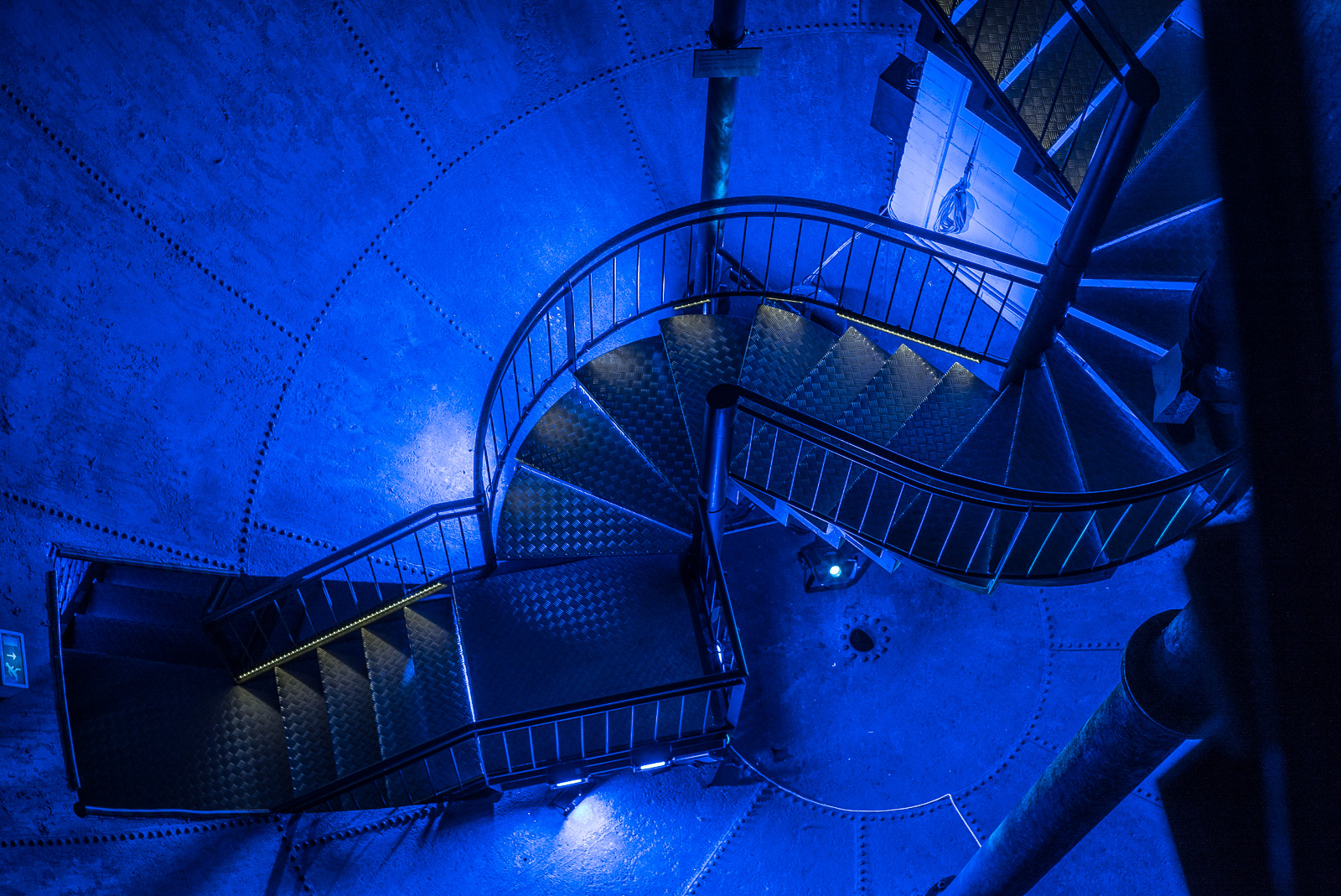 Treppenhaus des Wasserturms, intensiv blau lackiert und effektvoll beleuchtet (1)