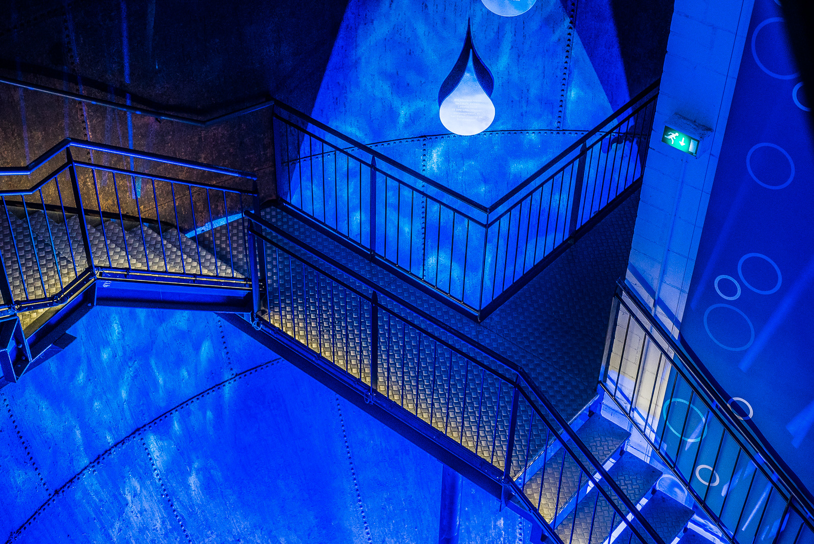 Treppenhaus des Wasserturms, intensiv blau lackiert und effektvoll beleuchtet (2)