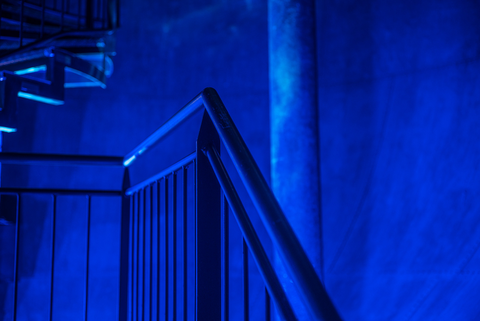Treppenhaus des Wasserturms, intensiv blau lackiert und effektvoll beleuchtet (4)