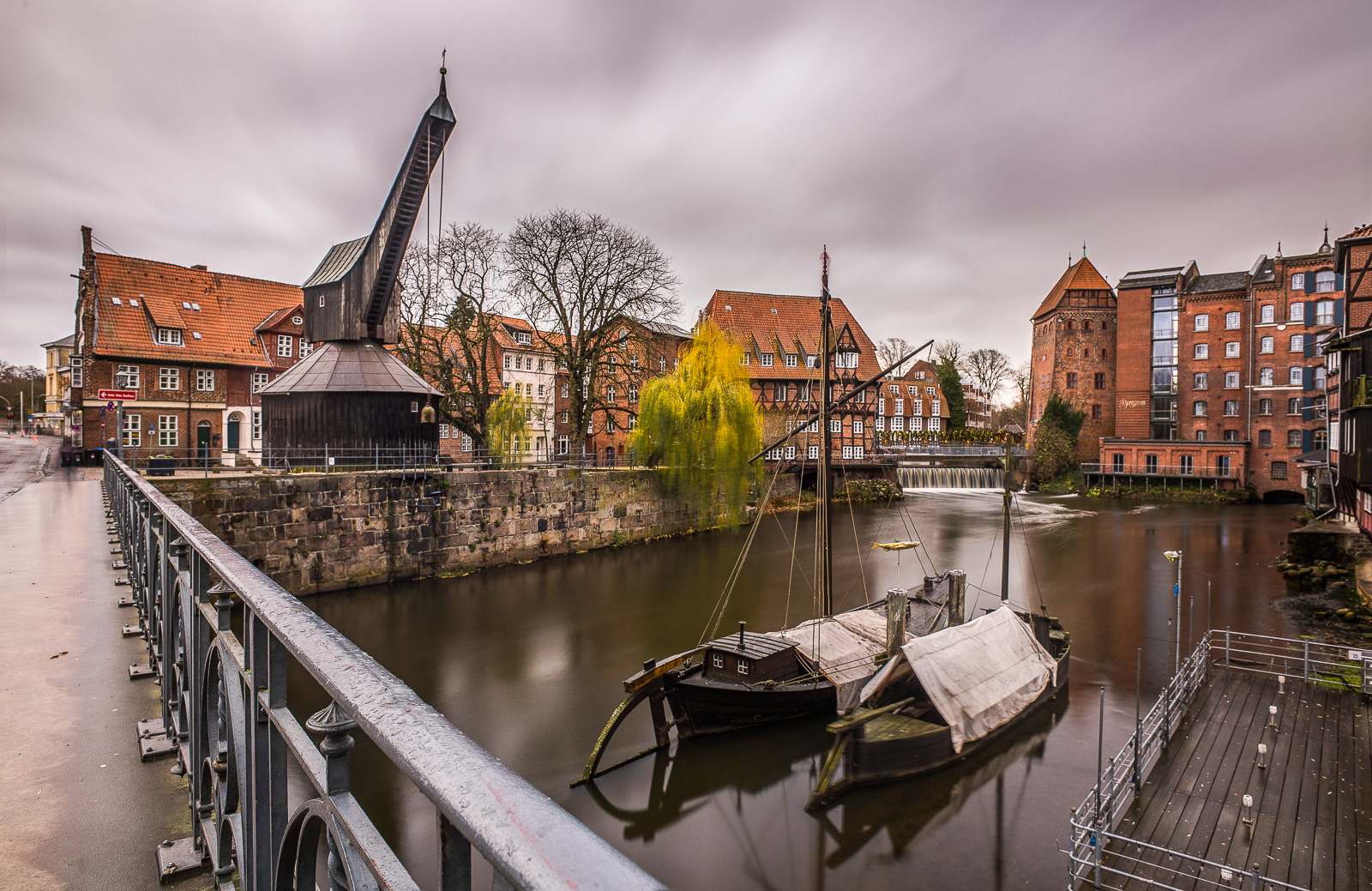 Alter Kran am Fleet in der Lüneburger Innenstadt, Langzeitbelichtung mit weich bewegten Wolken und Wasser