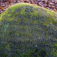 Gedenkstein: "Pinnberg – vorgeschichtliche Rentierjägersiedlung und Fundstelle von vorgeschichtlichen Werkzeugen"