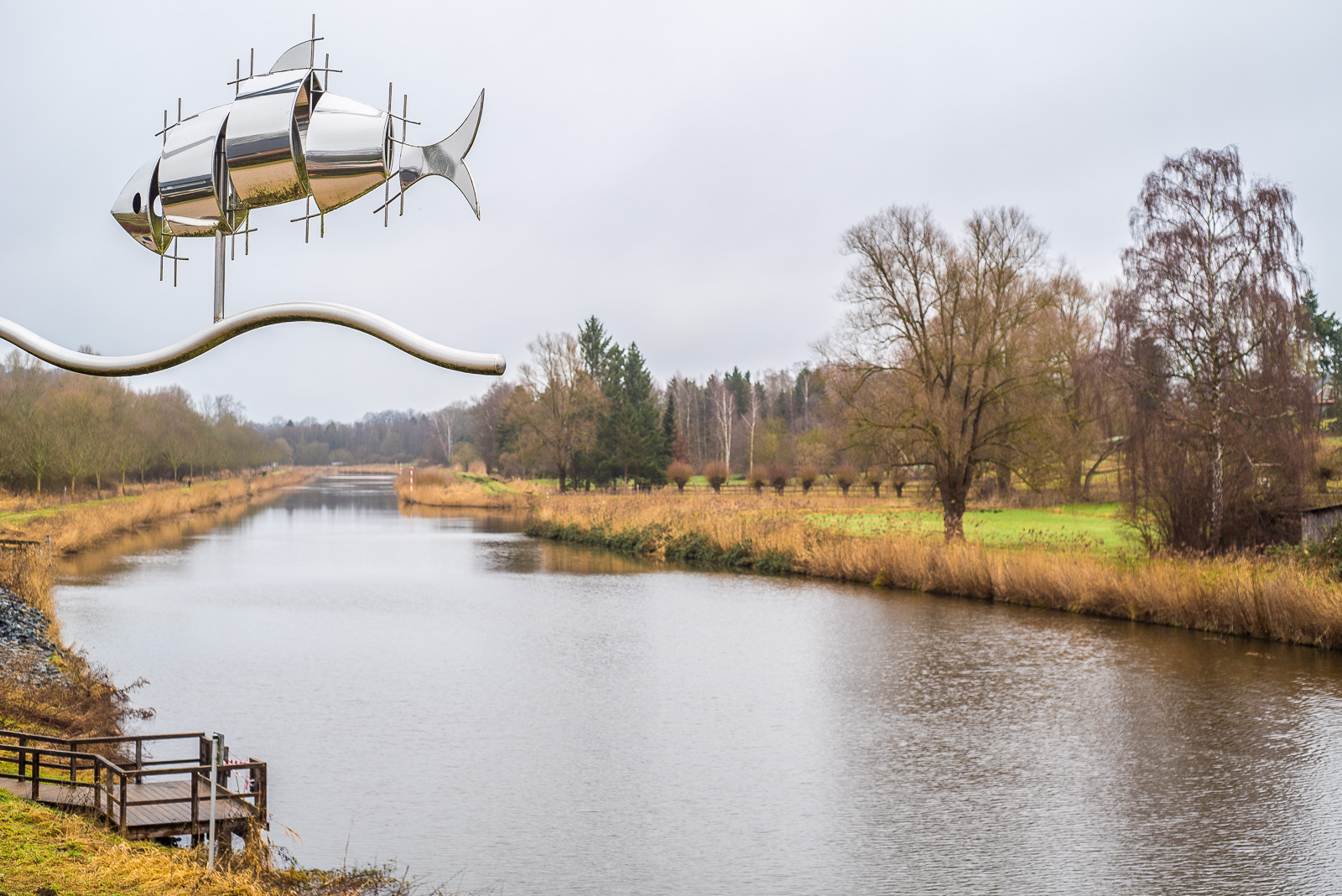 Elbe-Lübeck-Kanal mit metallen glänzender Skulptur eines Fisches in fünf Teilen