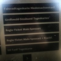 Touchscreen eines DB-Fahrkartenautomats im Großraum Hamburg mit diversen Nahverkehrs-Angeboten für Ost- und Süddeutschland, aber keinen für Hamburg