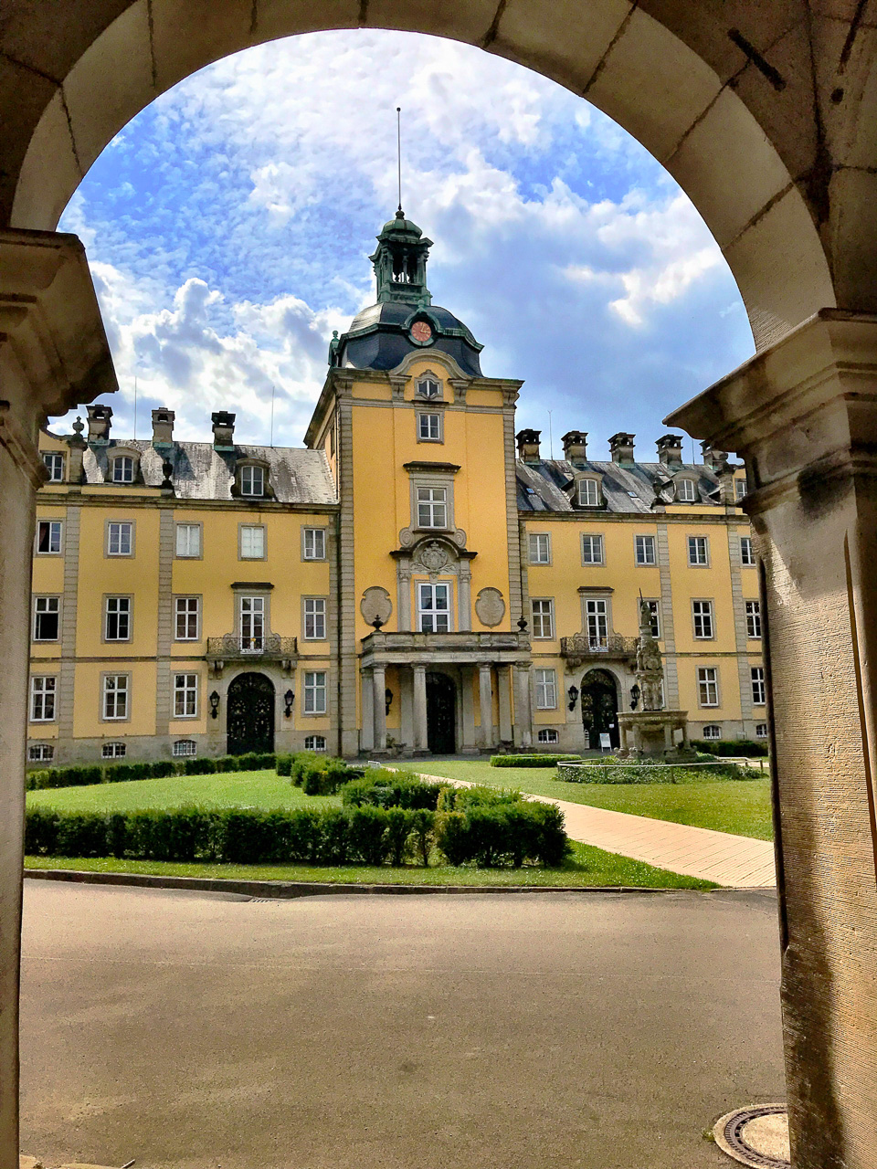 Schloss Bückeburg durch einen Torbogen gesehen