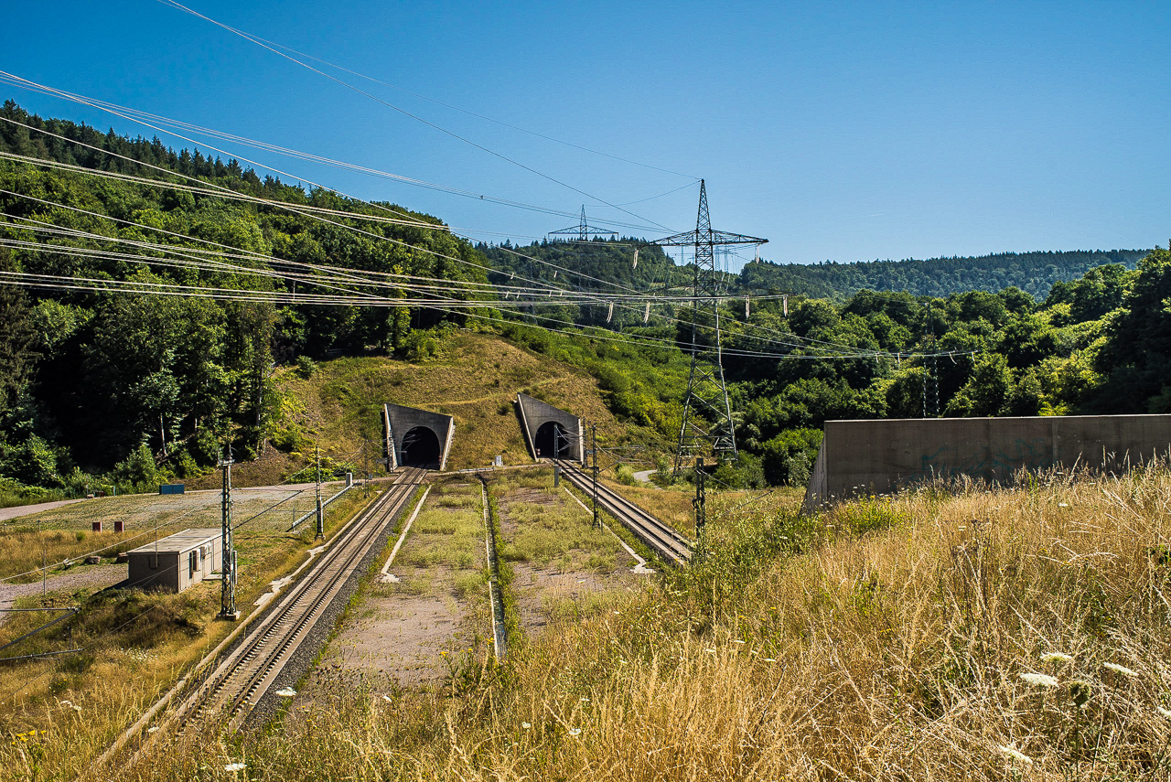 Blick auf die Tunnelportale einer zweigleisigen Bahnstrecke