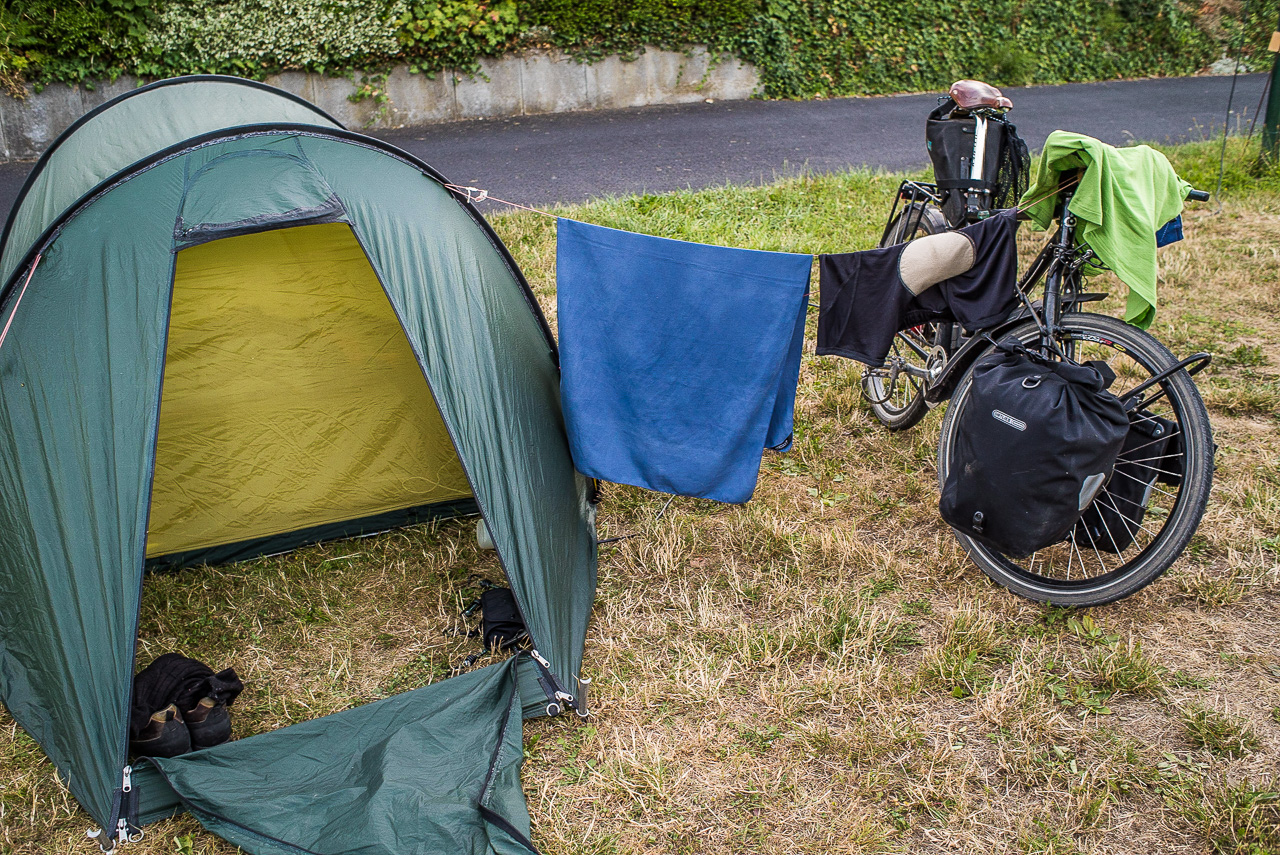 Ein Zelt, ein Fahrrad, dazwischen eine Leine gespannt, um Wäsche zu trocknen
