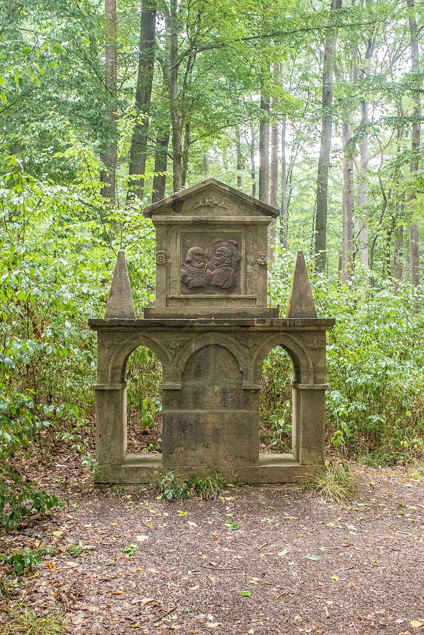 Ein Ritterdenkmal im Wald