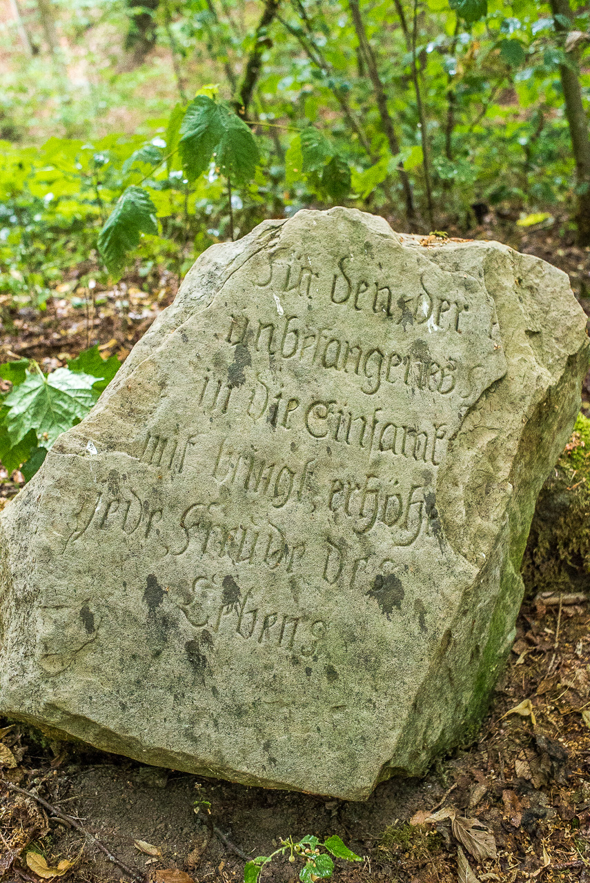 Ein Stein mit der Aufschrift "Für den, der unbefangen in die Einsamk… mitbringt, erhöh… jede Stunde des Lebens"der