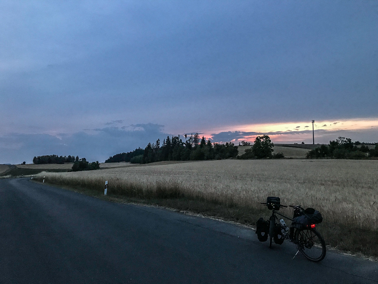 Sonnenaufgang an einer Landstraße durch Getreidefelder