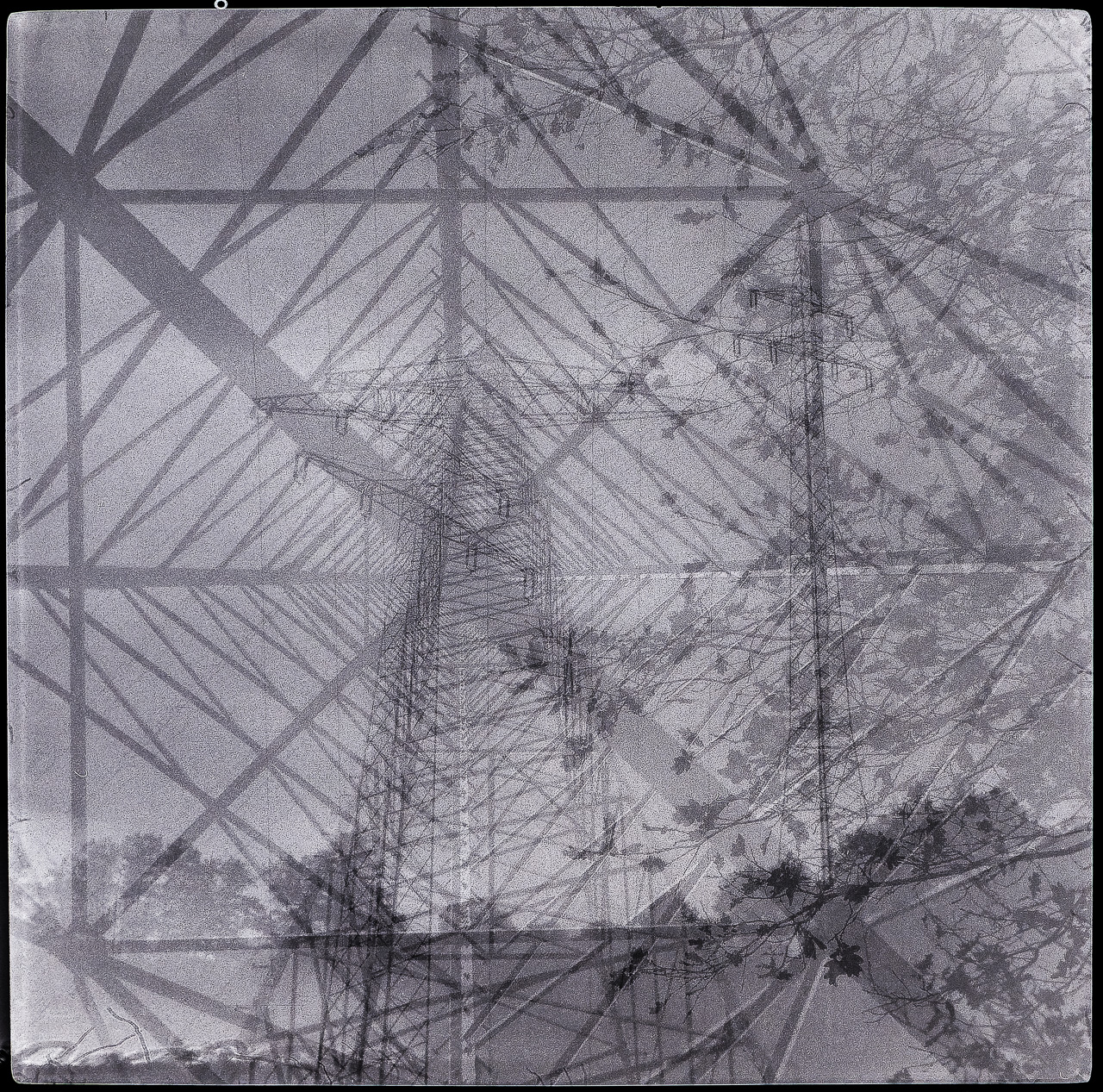 Quadratisches SchwarzWeißFoto: Ein HochSpannungsMast, mehrmals aus unterschiedlichen Perspektiven auf das selbe Negativ belichtet