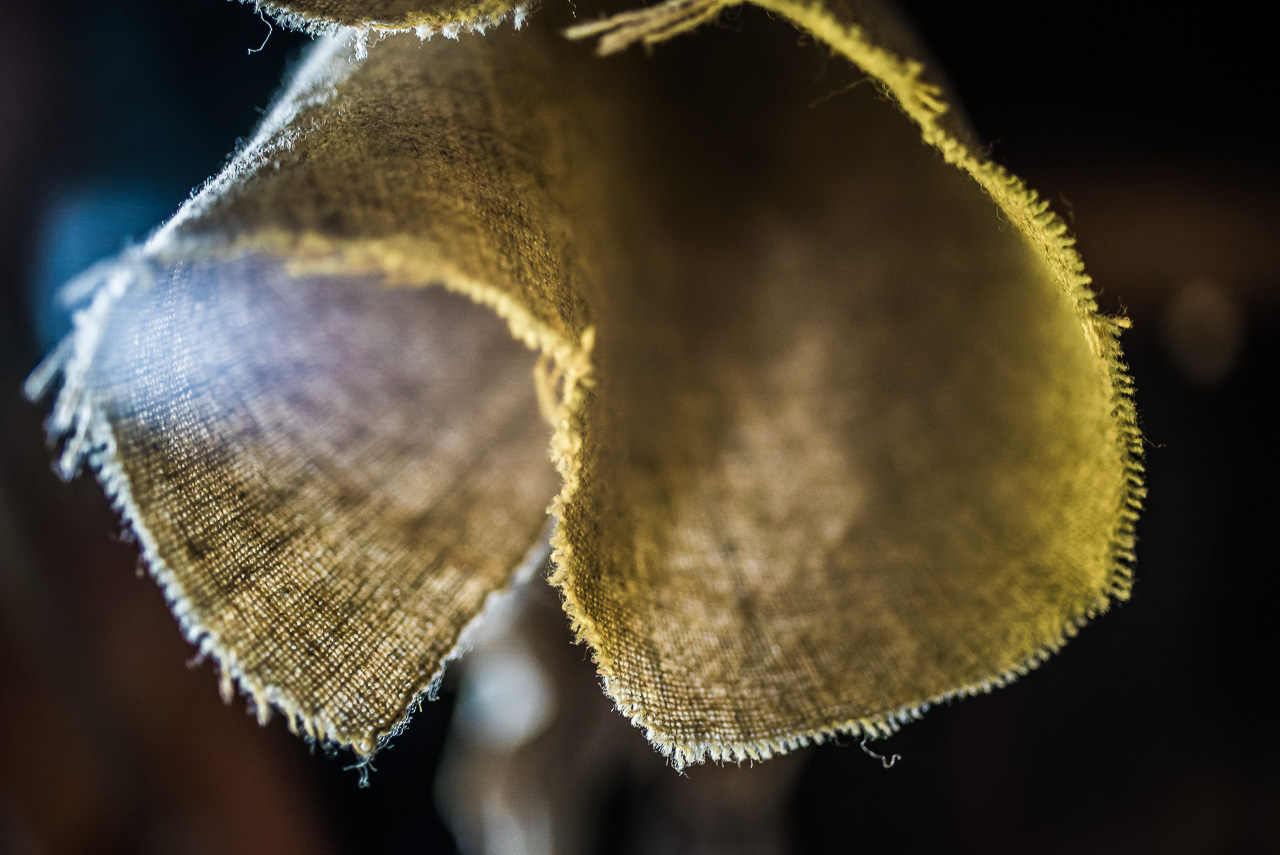 Ein hängendes Stück LeinenStoff von unten gegen Licht fotografiert