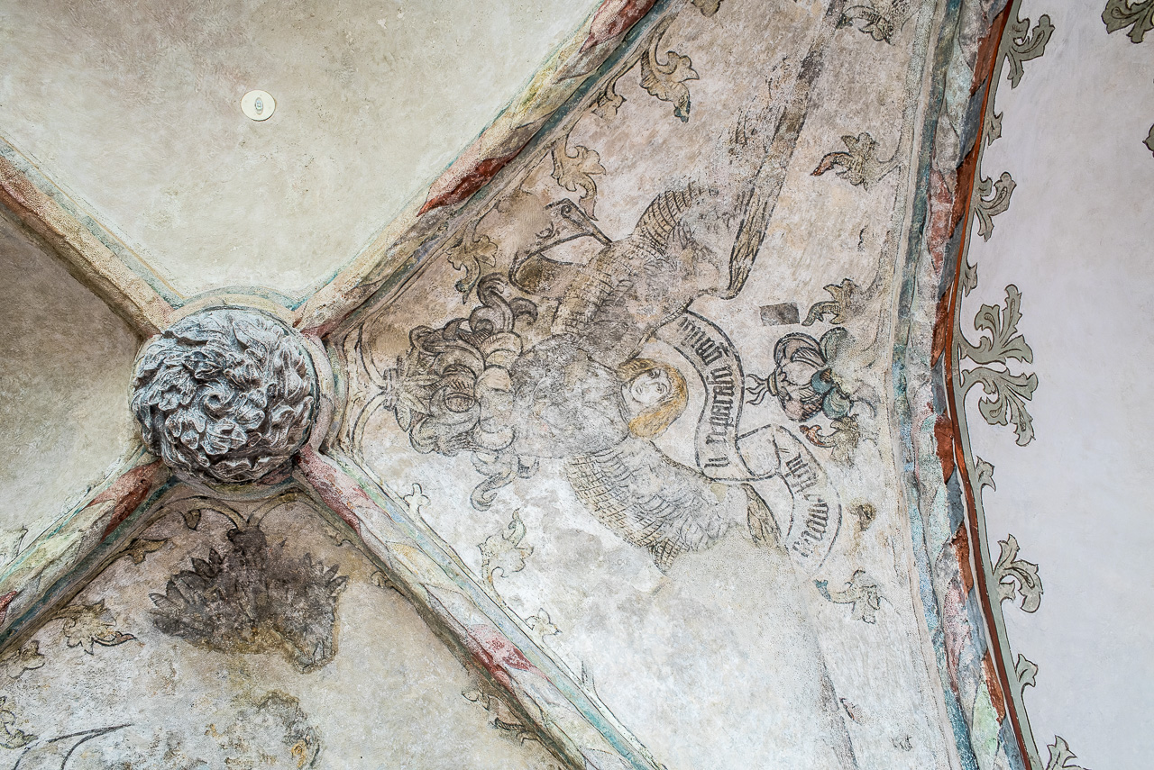 Verbleichte DeckenMalerei mit Engel und floralen Ornamenten in einem gotischen Gewölbe