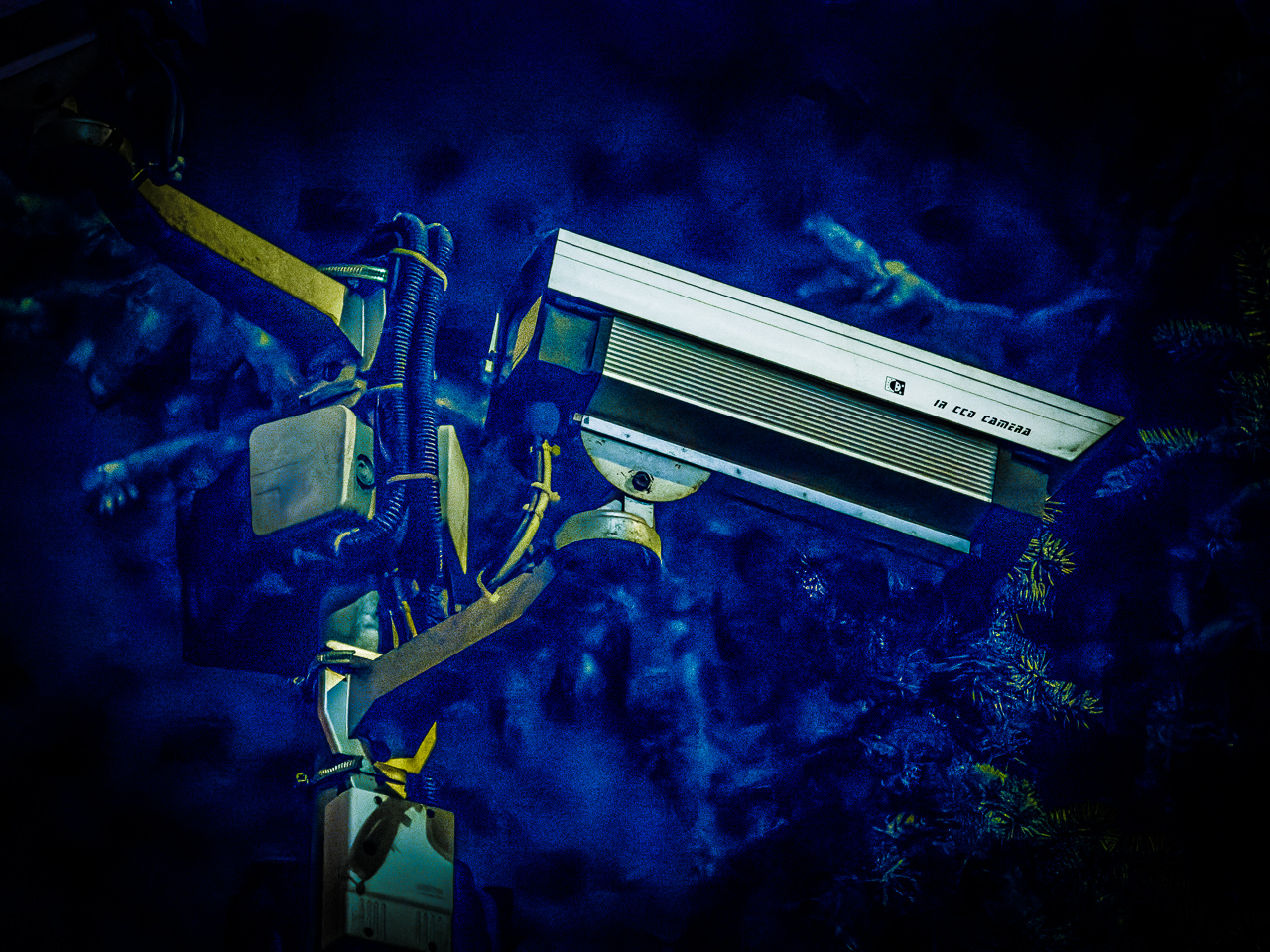 ÜberwachungsKamera in einer NachtSzene. Das Licht hat einen Blaustich, der für kalte, bedrohliche Atmosphäre sorgt.