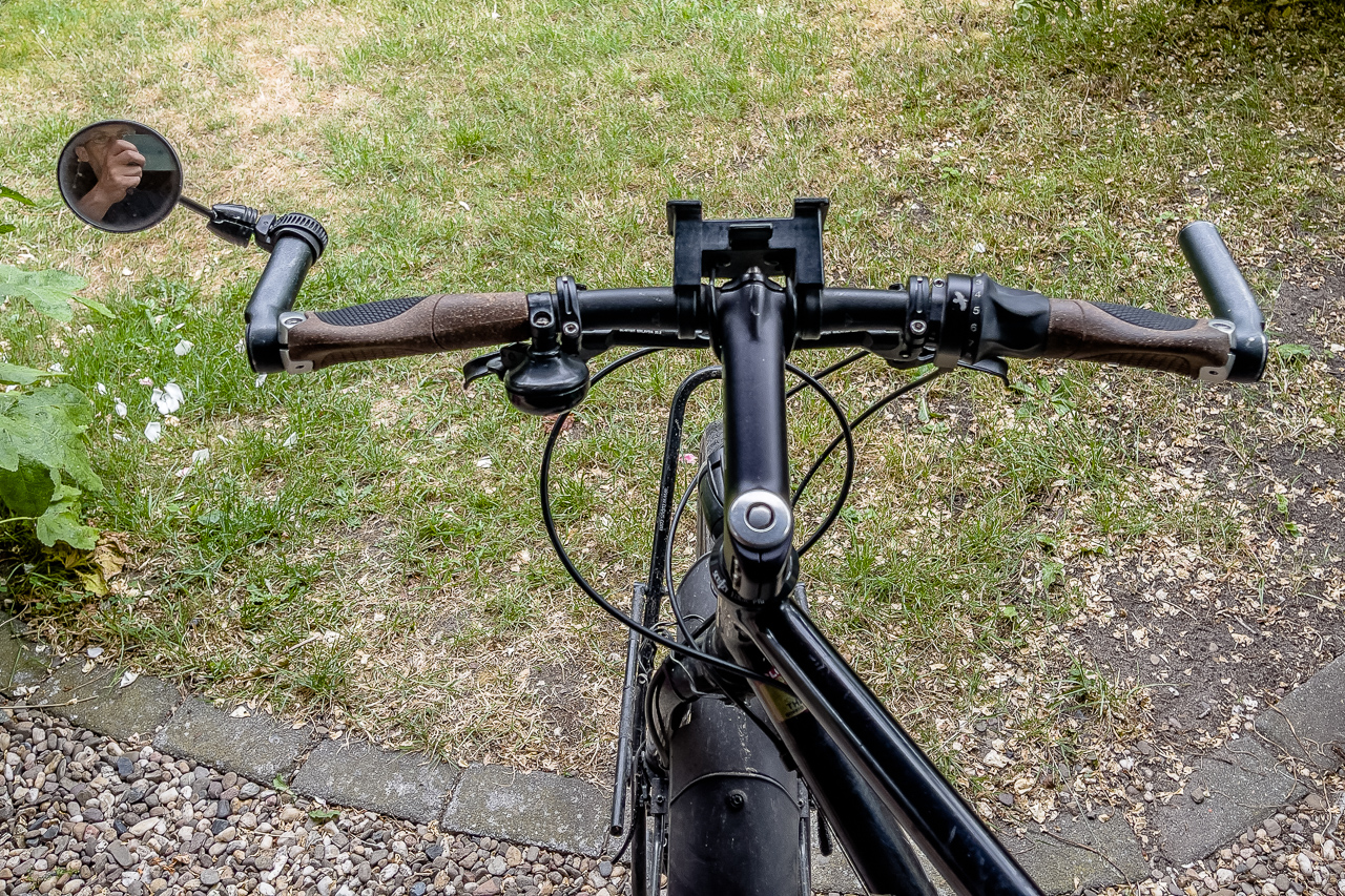Aufsicht auf einen fast geraden FahrradLenker mit braunen KorkGriffen