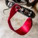 Auch ein Pedal mit einem ähnlich montierten Riemen, dieser ist aber neu, aus Gurtband und leuchtend rot.