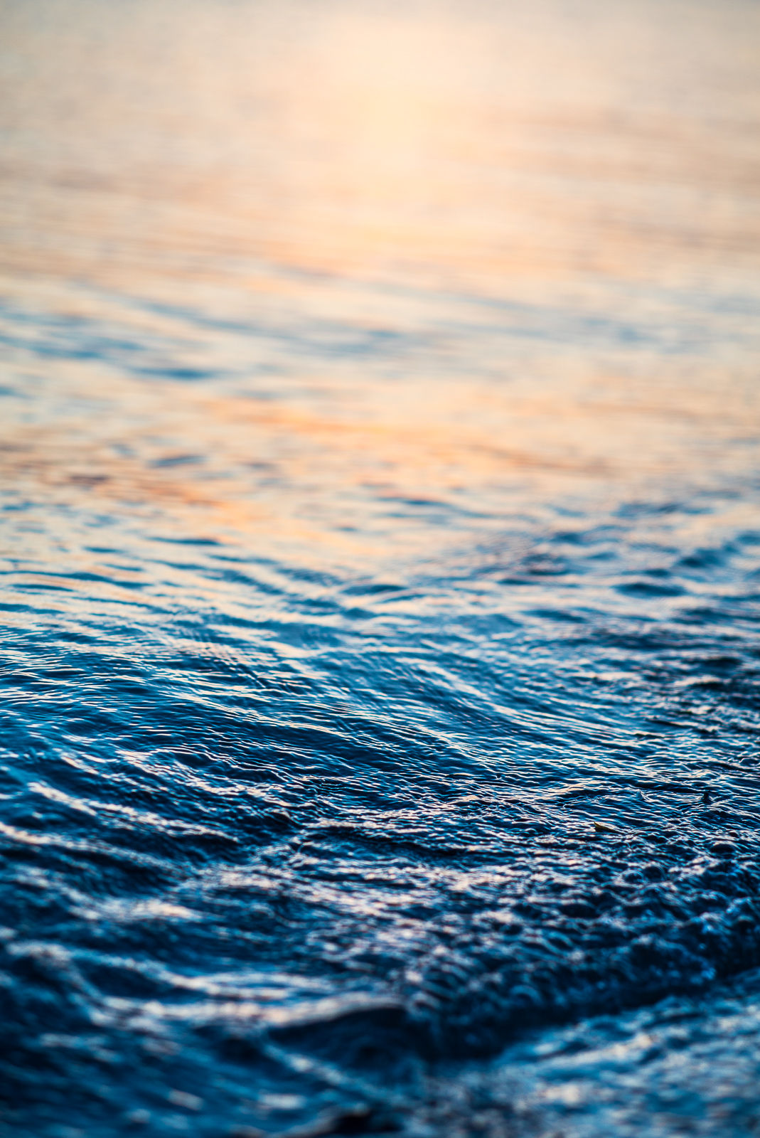 WasserOberfläche, hochformatig, reflektiert das Licht der untergehenden Sonne (1 von 3, flaches Wasser)