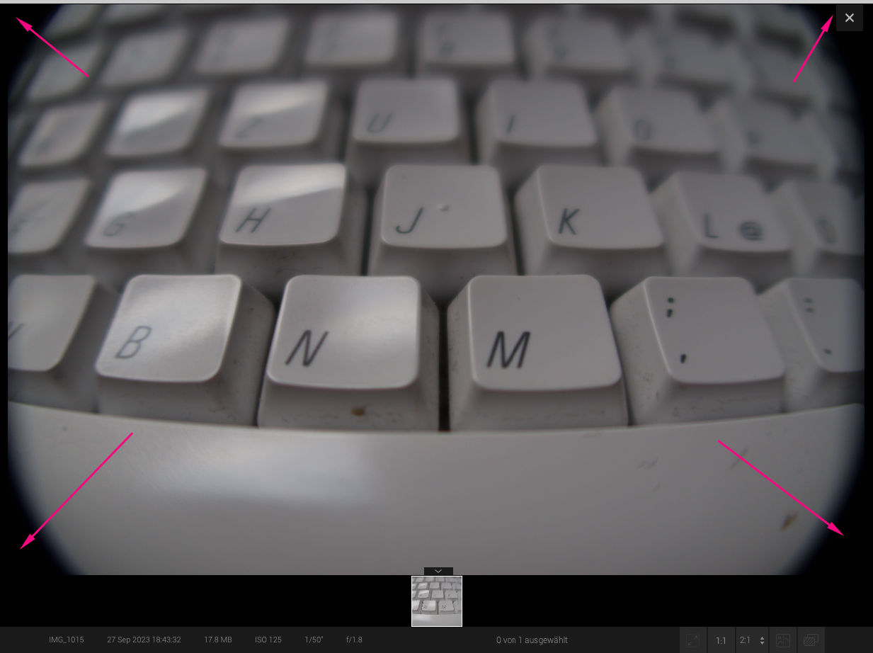 Rohdatei einer PC-Tastatur im Raw-Konverter, man erkennt in den dunklen BildEcken, dass das Foto größer ist als der Bildkreis des Objektivs.