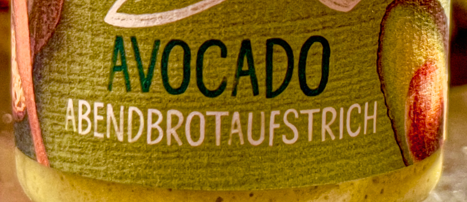 Etikett eines LebensmittelGlases. Aufschrift: Avocado Abendbrotaufstrich