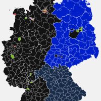 Landkarte der deutschen Wahlbezirke nach der EU-Wahl 2024, gefärbt nach jeweils stärkster Partei. Der Westen ist von Nord bis Süd fast vollständig schwarz (CDU) mit wenigen grünen und noch weniger roten Sprengseln, Bayern komplett CSU-schwarz, der Osten außer in und um Berlin fast vollständig AfD-blau.